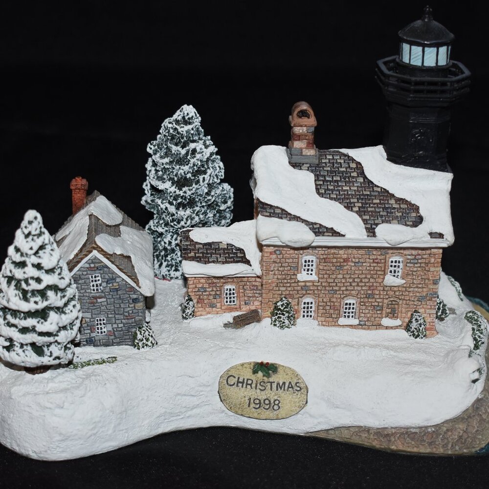 HARBOUR LIGHTS Christmas 1998  Old Field Point Lighthouse Number 707. Box & COA